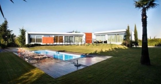 Esta luxuosa moradia está localizada na Póvoa de Varzim e custa 2.250.000 euros.
