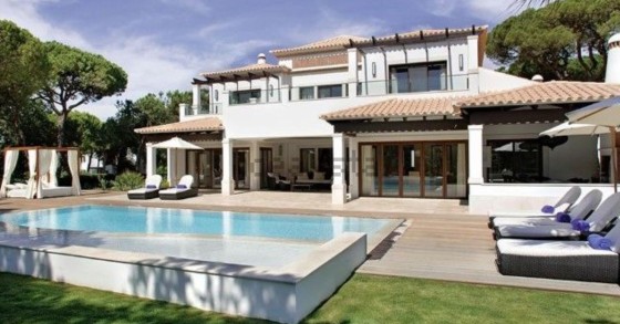 Esta luxuosa moradia está localizada em Albufeira e custa 4.500.000 euros.
