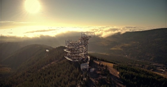 O miradouro mais divertido e surpreendente tem um escorrega com mais de 100 metros de descida