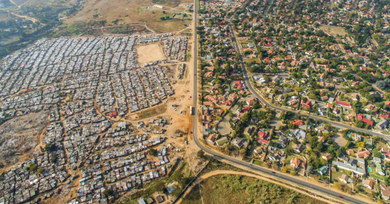 Cenários de desigualdade: a linha ténue que separa os bairros ricos e pobres da África do Sul