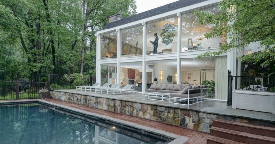 Casas de sonho: Espetacular “jaula” de vidro nas traseiras de uma mansão de luxo nos EUA 