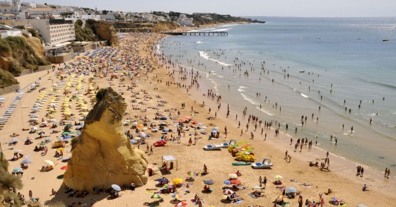 Férias dos portugueses: baratas e com poucos dias