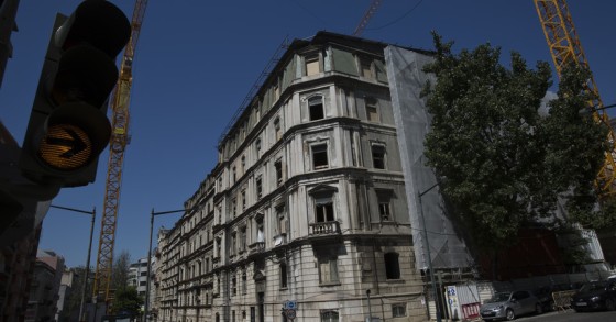 O edifício SottoMayor Residências, na Avenida Duque de Loulé, está em construção (Foto: Expresso).