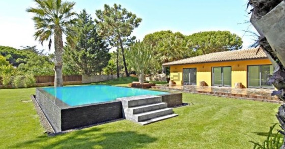 Esta espetacular moradia está localizada em Cascais e custa 3.400.000 euros.