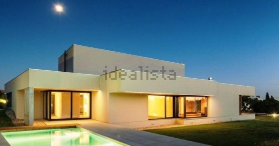 Esta moradia de luxo está localizada em Belas, Sintra, e custa 1.850.000 euros.