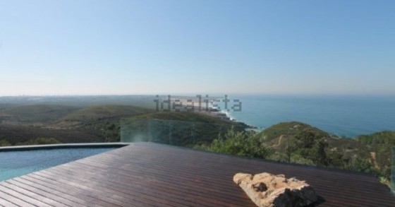 Esta espetacular moradia está localizada em Cascais e custa 4.000.000 euros.