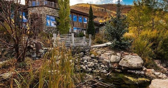 Casas de sonho: Mansão na montanha que passaria despercebida se não fosse o rio que atravessa a sala 