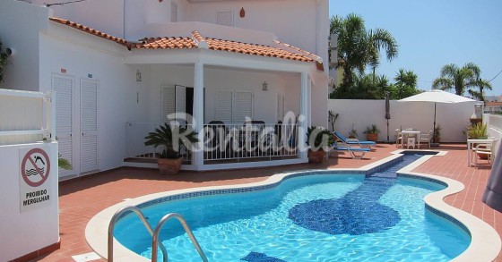 Casas de fim de semana: Mergulhar numa piscina em forma de guitarra em Albufeira 