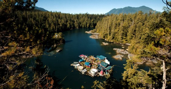 O casal de artistas que não podia comprar casa e que construiu uma... ilha flutuante 