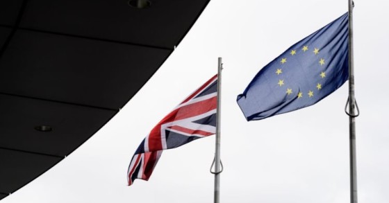 Foto das bandeiras britânica e da UE utilizada pelo Público