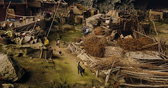 A vida dentro de uma caverna com escola e campo de basquet na China
