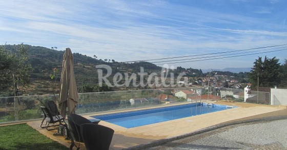 Casas de fim de semana: A insustentável leveza de uma vivenda com piscina e vista para a serra