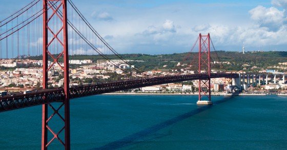Imagem da ponte 25 de abril, com vista sobre Lisboa