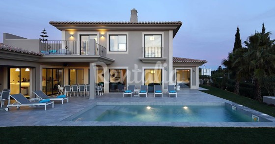 Casas de fim de semana: Mansão moderna de design com piscina em Lagoa