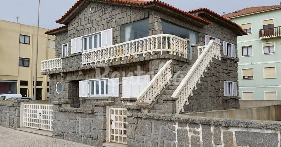 Casas de fim de semana: A beleza de uma casa de pedra com vista para o mar em Ovar 