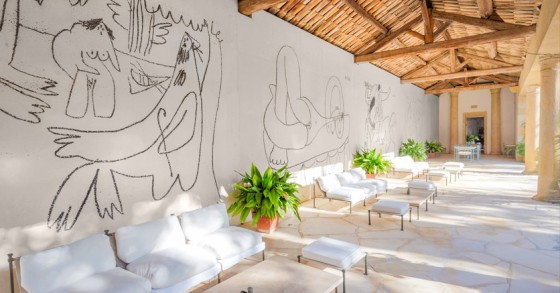 Uma das paredes desta mansão custa mais que toda a tua casa: tem frescos de Picasso... 