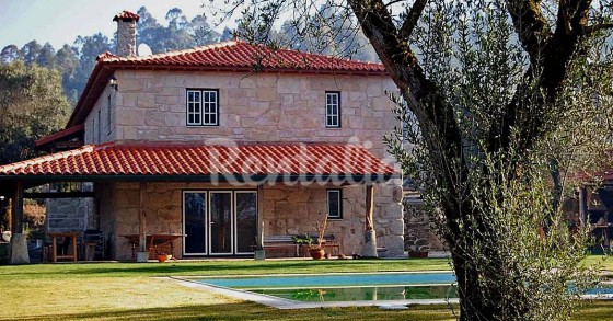 Casas de fim de semana: Desfrutar de uma casa rústica com piscina em pleno Gerês 