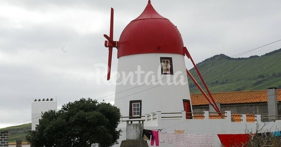 Casas de fim de semana: Dormir num moinho com vista para o mar nos Açores 