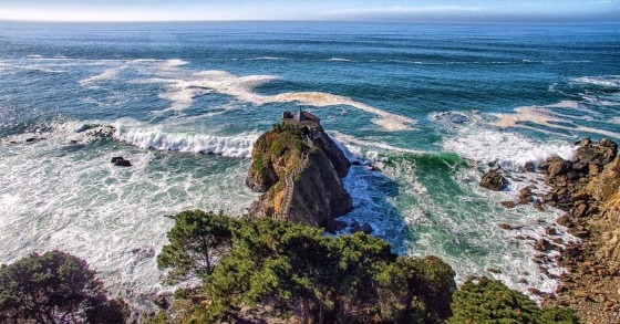 Casas de sonho: A mansão no penhasco à qual se chega após atravessar uma ponte de madeira 