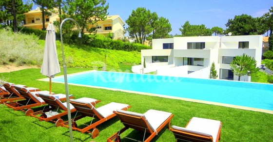 Casas de fim de semana: O privilégio de acordar e mergulhar na piscina em Troia 