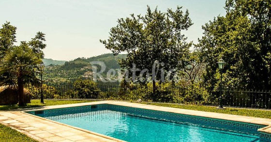 Casas de fim de semana: Abraçar a natureza numa quinta com piscina de água salgada 