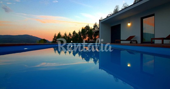 Casas de fim de semana: Um pequeno paraíso na montanha com piscina de horizonte infinito 