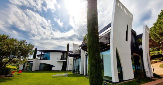 Esta impressionante casa em forma de barco está à venda