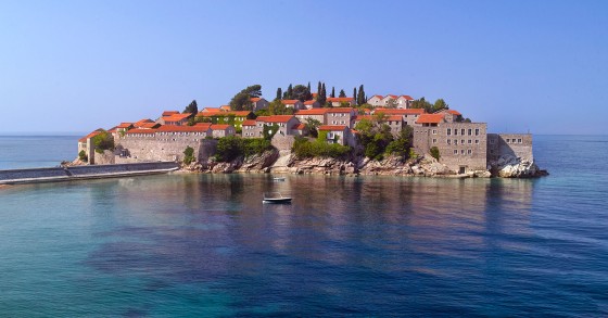 Um resort de luxo que ocupa parte de uma ilha do Montenegro e é conhecido pelo seu incrível spa