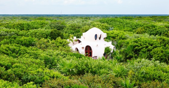 Um incrível hotel ecológico inspirado em Gaudi, entre praias de areia branca e bosques tropicais