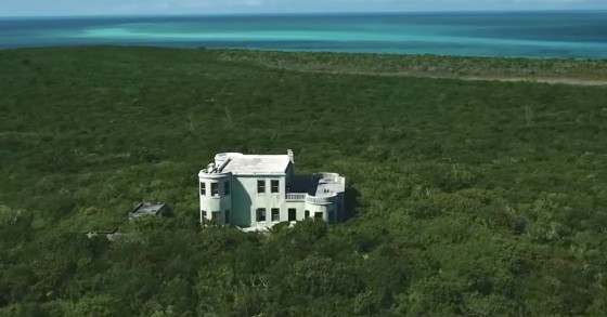 Vende-se uma ilha privada nas Bahamas... com direito a castelo nazi abandonado