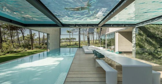 Sim, esta casa tem mesmo duas piscinas