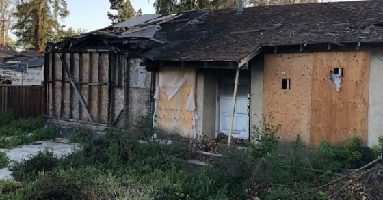 A casa completamente destruída