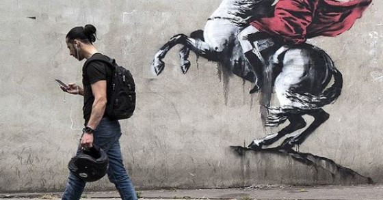 Arte urbana: Banksy invade as ruas de Paris com graffitis alusivos à crise dos refugiados 