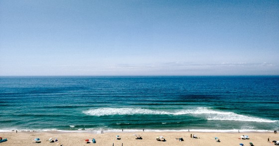 Portugueses preferem passar férias na praia e gastam em média 702 euros