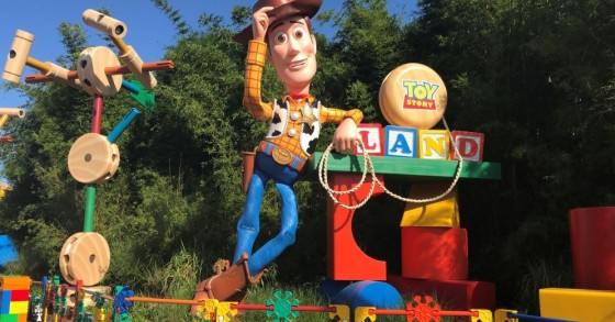Agora o brinquedo és tu: assim é o parque de diversões Toy Story Land