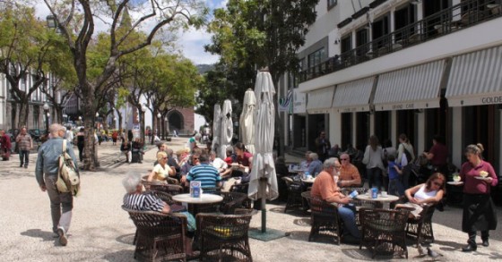 Edifício Golden Gate, no centro do Funchal, hoje em hasta pública