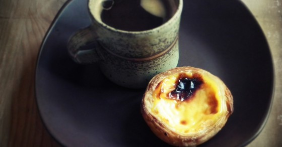 Ein Kaffee und ein Pastel de Nata für einen guten Start in den Tag / Flickr
