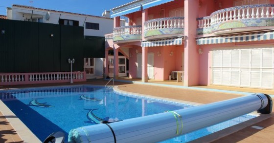 Luxe onroerend goed te koop in de Algarve met een zwembad en balkons