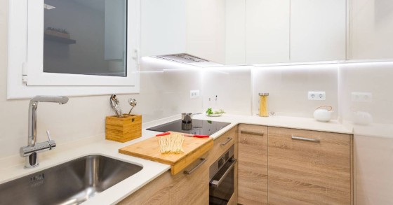 Tens uma cozinha pequena? Eis como fazê-la parecer muito maior