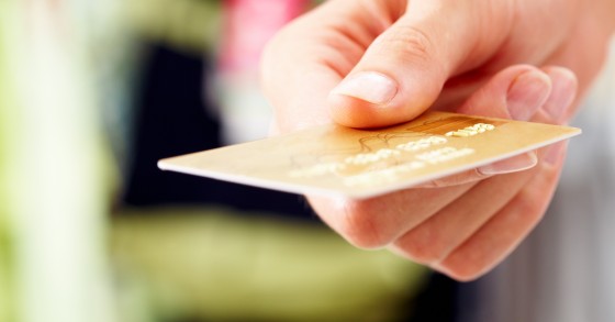 Ter cartão de crédito para baixar o spread é boa opção? Simula propostas, aconselha Deco