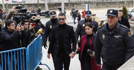 Cristiano Ronaldo assume fraude fiscal e paga multa de 18,8 milhões