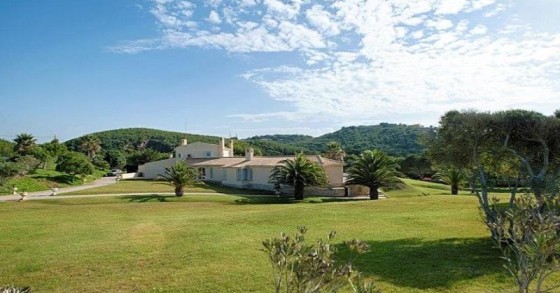 Denne portugisiske villa har masser af jord og privatliv