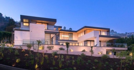 Uma mansão de luxo com surpresa lá dentro