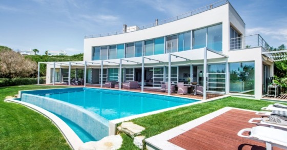 Luxury seafront villa with infinity pool