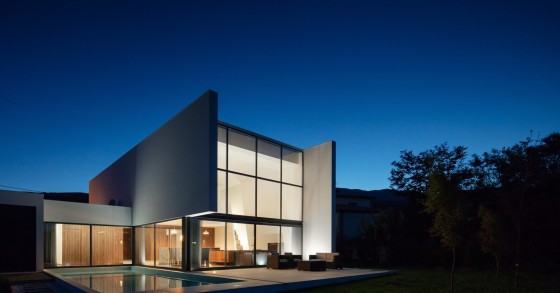 Uma casa “iluminada” e perdida na magnífica paisagem minhota