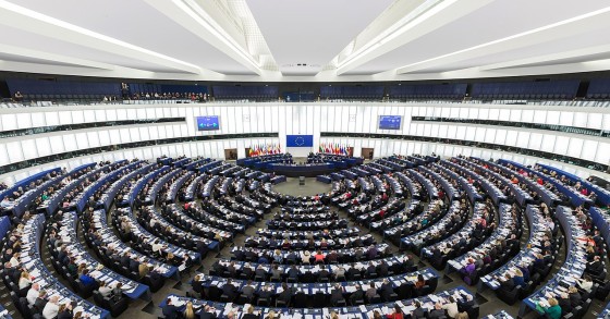 Quanto recebe um eurodeputado, somando salário e subsídios vários? 
