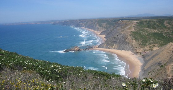 Há um "bairro de lata" com vista para o mar a nascer na Costa Alentejana