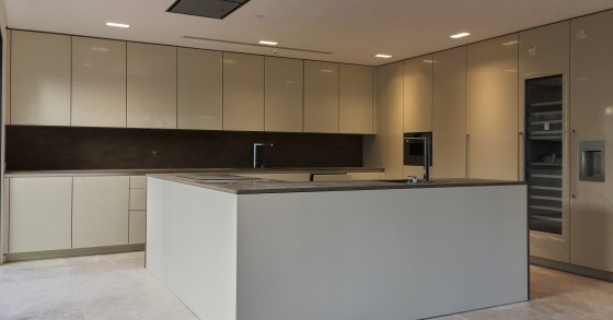 Această casă nouă de lângă Cascais este o vilă modernă de lux