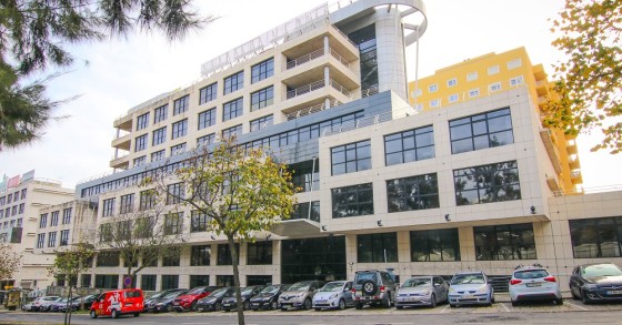 Atenção empresas: há um grande edifício de escritórios em Miraflores à procura de inquilino