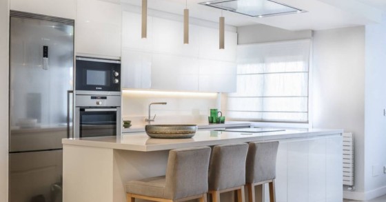 Cozinhas brancas: por que é que toda a gente as quer (e adora)